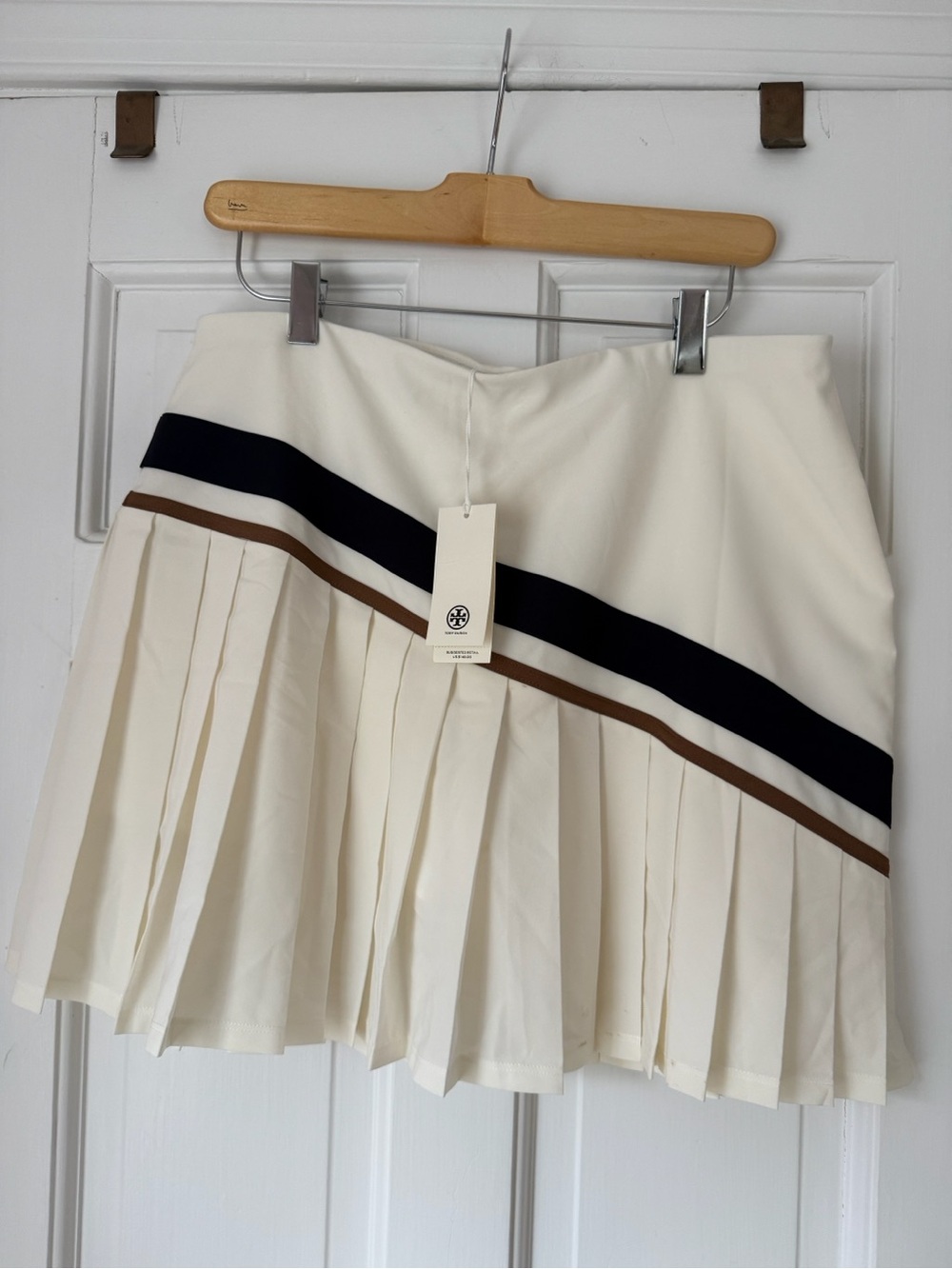 Tory Burch Sport White Chevron Pleated Tennis Skirt Size Large NWT - Picture 3 of 5